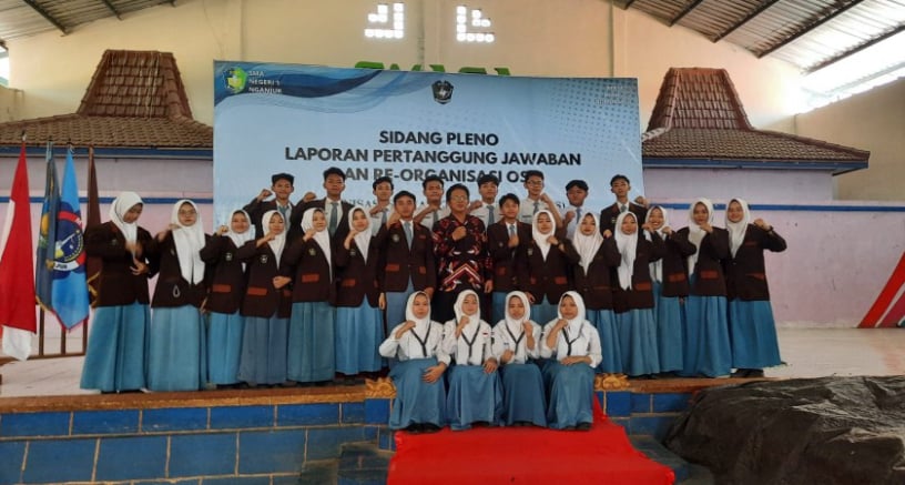 Mengakhiri Masa Jabatan, OSIS Lama SMPN 3 Nganjuk Lakukan Purna Tugas dengan Penuh Apresiasi